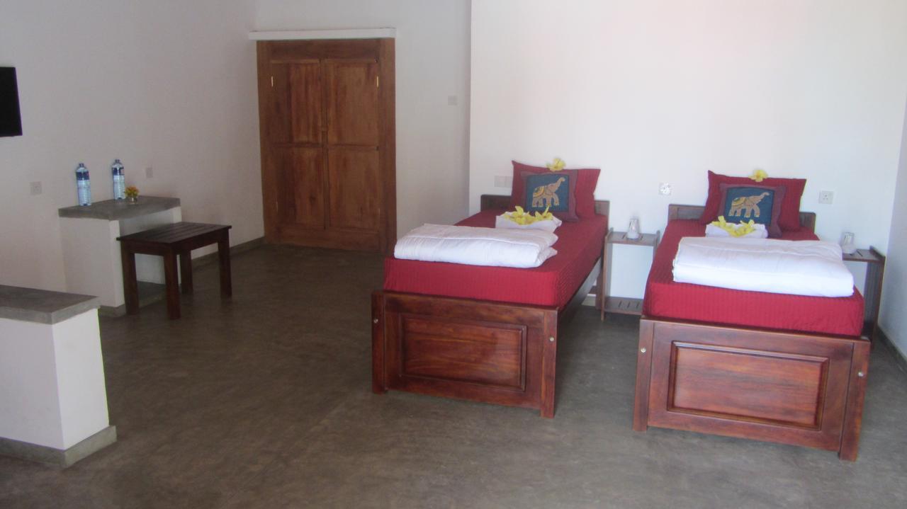 Ladja Beach Resort Ambalantota Extérieur photo