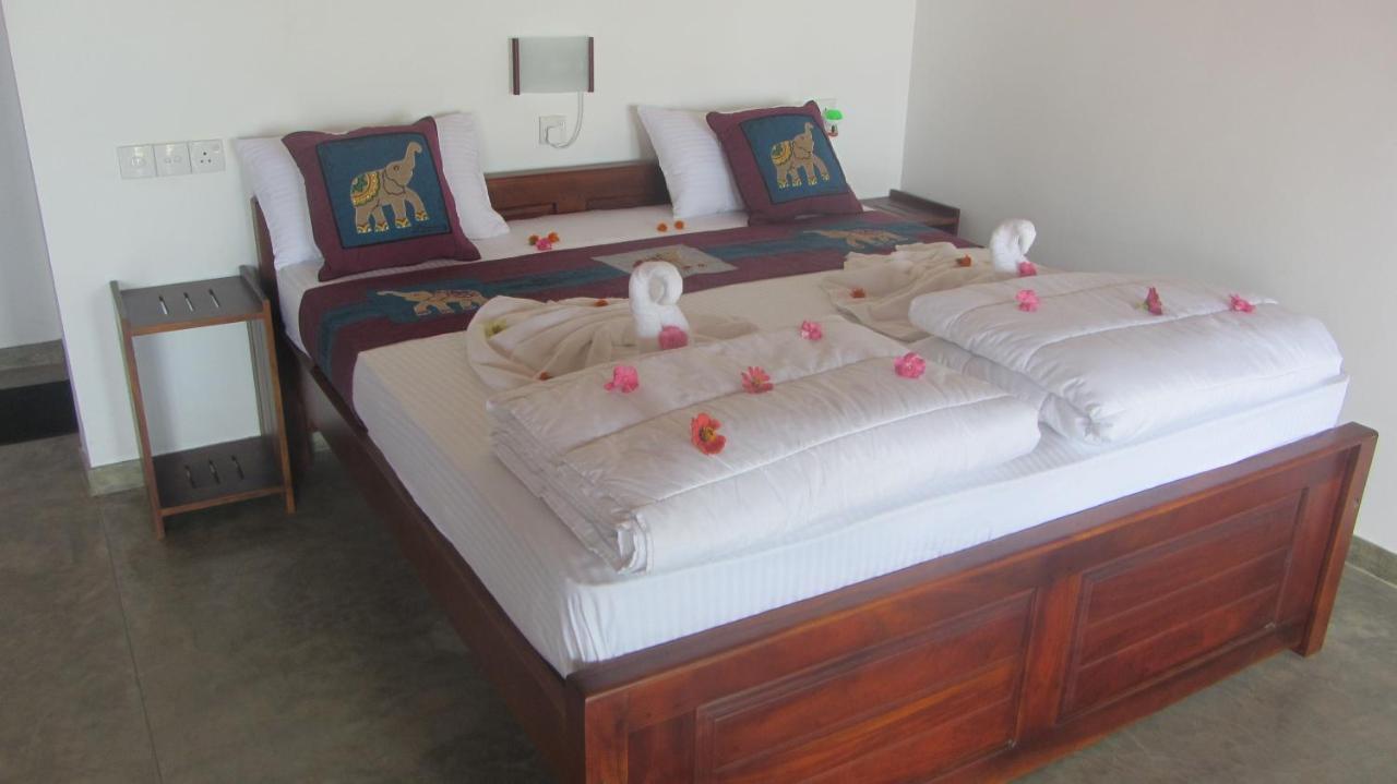 Ladja Beach Resort Ambalantota Extérieur photo