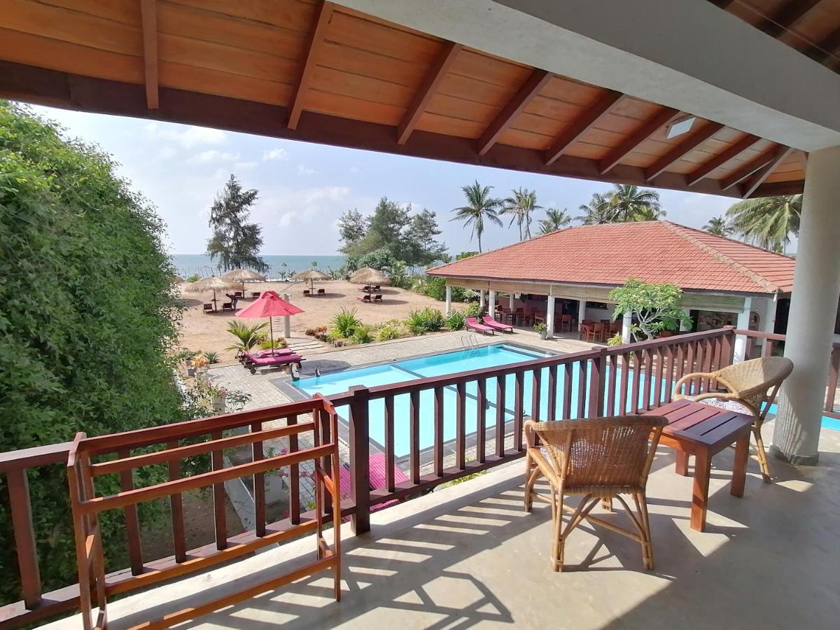 Ladja Beach Resort Ambalantota Extérieur photo